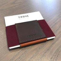 محفظة بطاقات باللون البني و العنابي من تروف