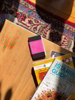 محفظة بطاقات باللون الأسود و الوردي من تروف