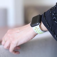 سوار ساعة ابل سيلكون رصاصي و فسفوري مقاس 38/40 من...