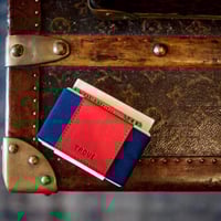 محفظة بطاقات باللون الأزرق و الأحمر من تروف