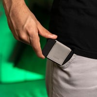 محفظة بطاقات باللون الأسود و الرصاصي من تروف