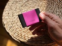 محفظة بطاقات باللون الأسود و الوردي من تروف