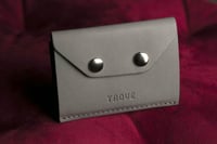 محفظة بطاقات الإصدار الثالث باللون الرصاصي و الأسو...