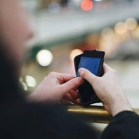 محفظة بطاقات باللون الأزرق والأسود من تروف