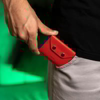 محفظة بطاقات الإصدار الثالث باللون الأزرق و الأحمر...