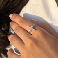 خاتم مستوحى من السيف السعودي مرصّع بالزريكون