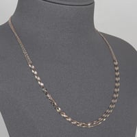 عقد ذهب عقد ثلاثة أدوار ملونة ( عيار 18 )