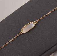 اسوارة ذهب بيضاوية باللون الأبيض ( عيار 18 )