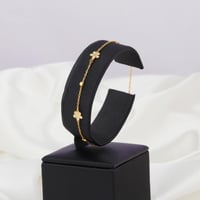 اسوارة ذهب الزهور باللون الأبيض ( عيار 18 )