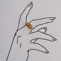 خاتم ذهب منقوش ملون ( عيار 21 )