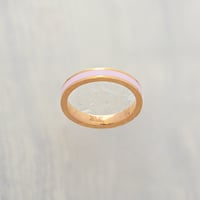 دبلة ذهب باللون الوردي الفاتح ( عيار 21 )