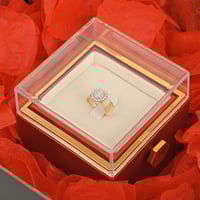 تغليف هدايا مع وردة دائمة اللون الأحمر