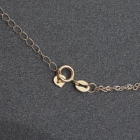 عقد ذهب عقد ثلاثة أدوار ملونة ( عيار 18 )