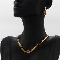 طقم ذهب جنزير بفص زيركون أحمر ( عيار 18)