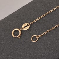 اسوارة ذهب بيضاوية باللون الأبيض ( عيار 18 )