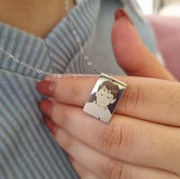 نحت صورة على قلادة مستطيل صغير - فضي