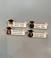 بروش تخرج بالاسم والصورة فيونكة انيقة