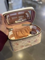 شنطه مكياج كوتش