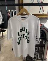 تيشيرت لويس فيتون ابيض بطبعات خضراء