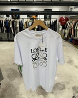 تيشيرت لويفي ابيض بشعار عاكس