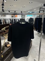 تيشيرت اوف وايت اسود بشعار مطرز