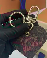 ميدالية لويس فيتون بني بشكل قلب