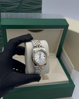 ساعة رولكس نسائية ذهبية بصدف ابيض