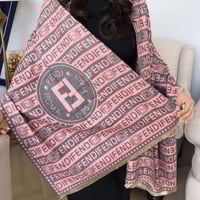 وشاح فندي لون وردي