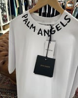 تيشيرت بالمن ابيض بشعار رقبه مطبوع