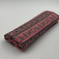 وشاح فندي لون وردي