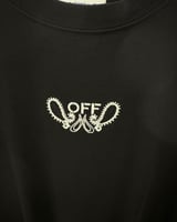 تيشيرت اوف وايت اسود بشعار مطرز