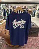 تيشيرت أميري كحلي بشعار مخيط