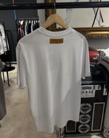 تيشيرت لويس فيتون ابيض بطبعات خضراء