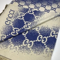 وشاح قوتشي بلونين ازرق و سكري