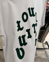 تيشيرت لويس فيتون ابيض بطبعات خضراء