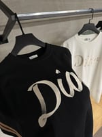 تيشيرت ديور اسود بشعار مخيط