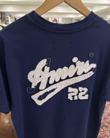 تيشيرت أميري كحلي بشعار مخيط