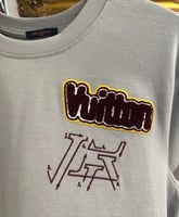 تيشيرت لويس فيتون رمادي بشعار مطرز