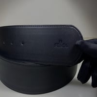 حزام فندي عريض لون أسود بشعار ذهبي