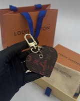 ميدالية لويس فيتون بني بشكل قلب