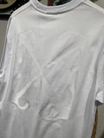 تيشيرت اوف وايت ابيض بشعار مطرز