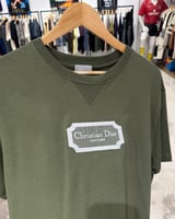 تيشيرت ديور زيتي بشعار مخيط