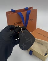 ميدالية لويس فيتون سوداء