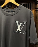 تيشيرت لويس فيتون بشعار مطرز