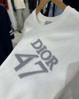 تيشيرت ديور بشعار مطرز
