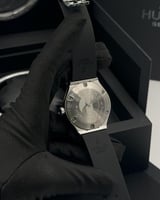 ساعة هوبلت سوداء بكرستال