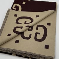 وشاح قوتشي بلونين بني و سكري