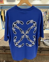 تيشيرت اوف وايت ازرق بشعار مطرز