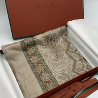 وشاح لوروبيانا بنقش