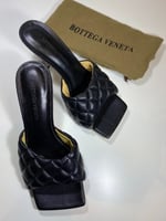 كعب بوتيقا لون أسود